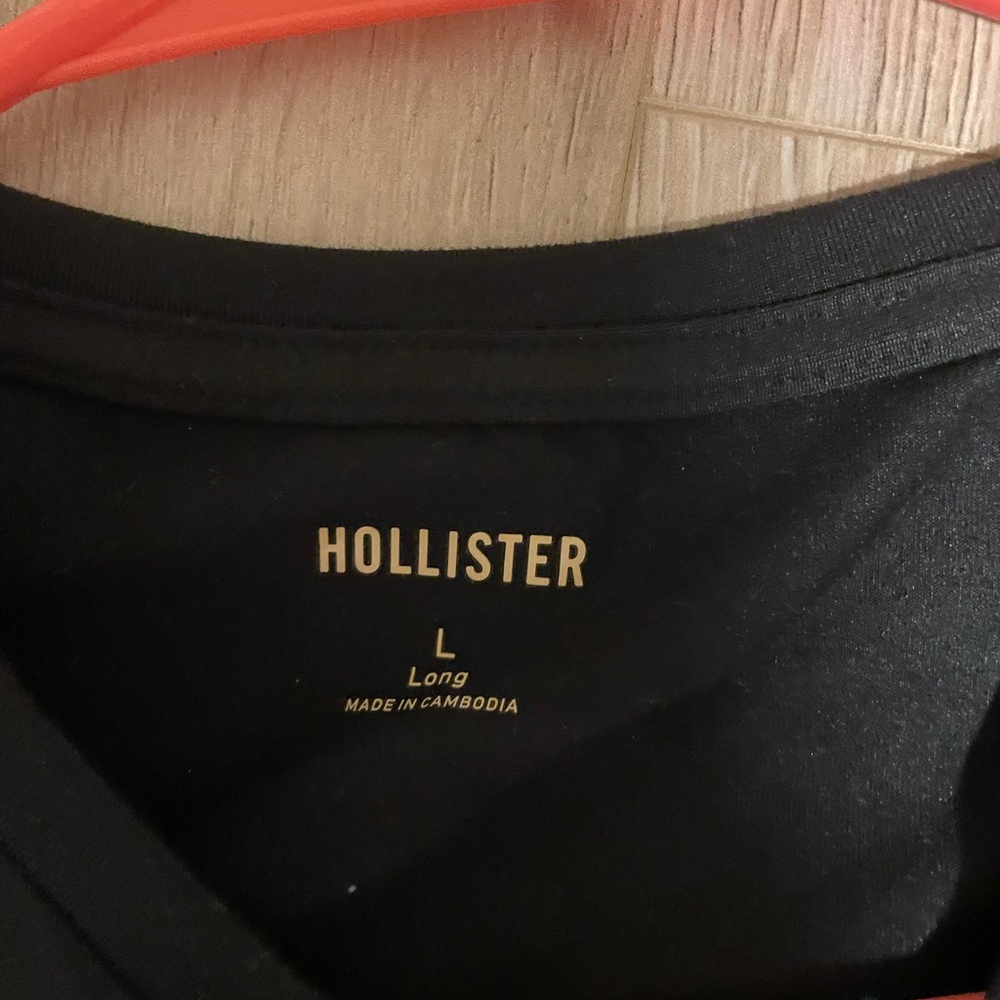 Hollister Black Short Sleeve Crewneck Tee - Picture 2 of 2
